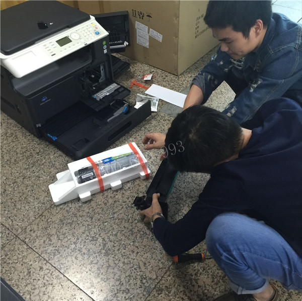 范師傅看到蔡師傅在打電話，然后過來幫忙裝機器