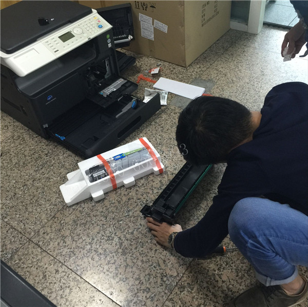 師傅在安裝柯尼卡美能達206復印機的時候，客戶打電話進來問，然后師傅邊安裝機器，邊給客戶解答問題