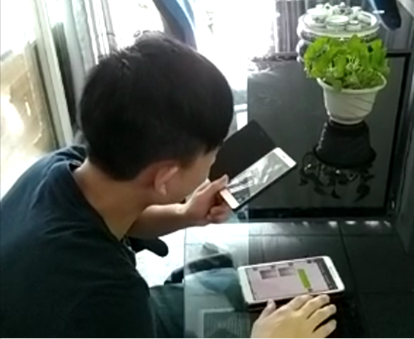 科頤辦公工程師在用視頻教客戶處理問題,客戶在師傅的指導(dǎo)下自己動手查檢配件 科頤辦公工程師在用視頻教客戶處理問題,客戶在師傅的指導(dǎo)下自己動手查檢配件