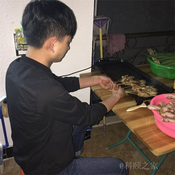 科頤辦公專業(yè)修機器的蔡師傅,搖身變專業(yè)燒烤師傅了-科頤辦公 科頤辦公專業(yè)修機器的蔡師傅,搖身變專業(yè)燒烤師傅了-科頤辦公