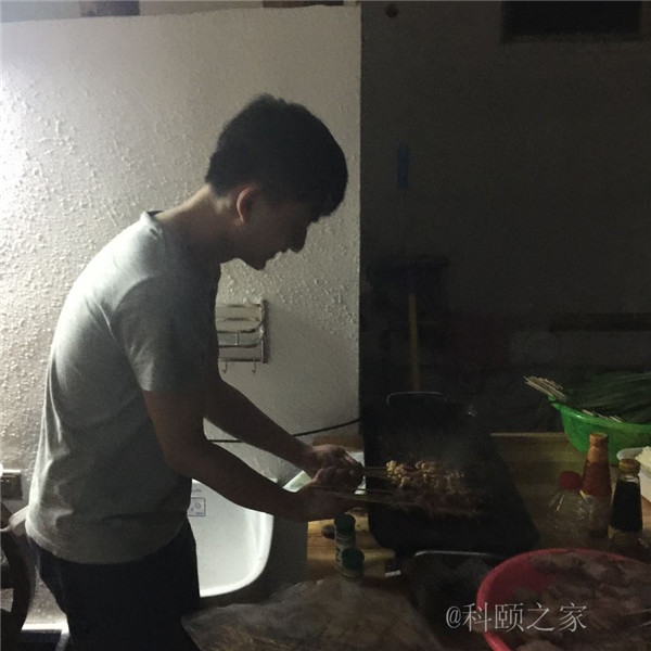 科頤辦公專業(yè)修機器的蔡師傅,搖身變專業(yè)燒烤師傅了-科頤辦公 科頤辦公專業(yè)修機器的蔡師傅,搖身變專業(yè)燒烤師傅了-科頤辦公