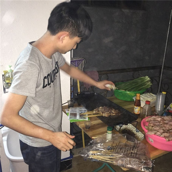 科頤辦公專業(yè)修機器的蔡師傅,搖身變專業(yè)燒烤師傅了-科頤辦公 科頤辦公專業(yè)修機器的蔡師傅,搖身變專業(yè)燒烤師傅了-科頤辦公