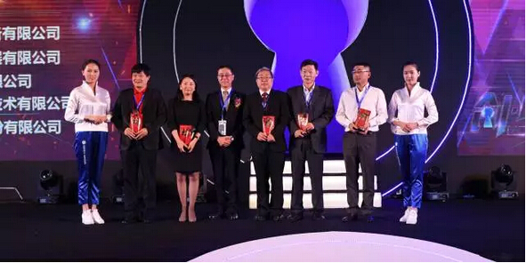 炭谷忠彥董事長（左四）頒發(fā)“年度特別貢獻(xiàn)獎”-科頤辦公分享