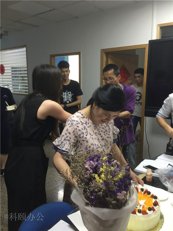 柯尼卡美能達復印機代理商--科頤之家家人一起分享美味的蛋糕 柯尼卡美能達復印機代理商--科頤之家家人一起分享美味的蛋糕