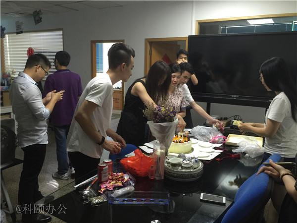 柯尼卡美能達復印機代理商--科頤之家家人一起分享美味的蛋糕 柯尼卡美能達復印機代理商--科頤之家家人一起分享美味的蛋糕