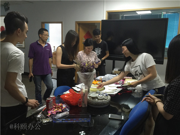 柯尼卡美能達復印機代理商--科頤之家家人一起分享美味的蛋糕 柯尼卡美能達復印機代理商--科頤之家家人一起分享美味的蛋糕