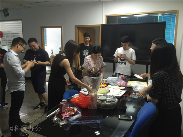 柯尼卡美能達復印機代理商--科頤之家家人一起分享美味的蛋糕 柯尼卡美能達復印機代理商--科頤之家家人一起分享美味的蛋糕